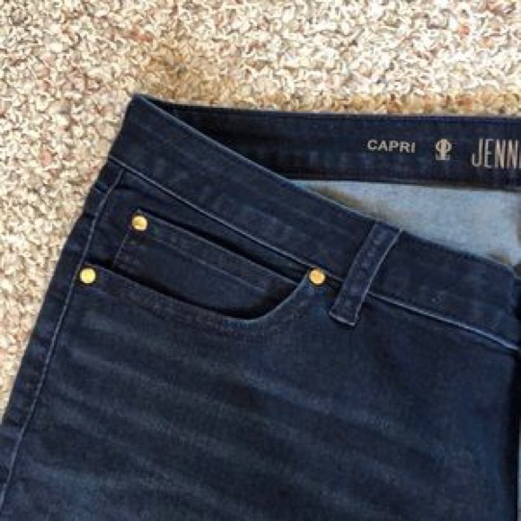 Jennifer Lopez Dark Wash Capri Jeans - Picture 3 of 6